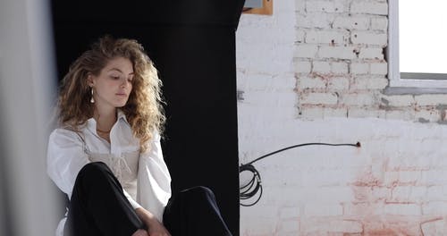 有关坐, 女人, 室内的免费素材视频