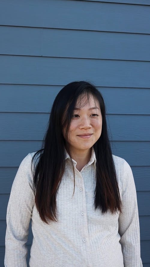 有关咖啡色头发的女人, 垂直视频, 女人的免费素材视频