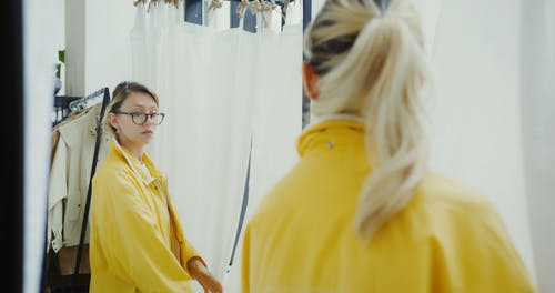 有关反射, 商店, 女人的免费素材视频