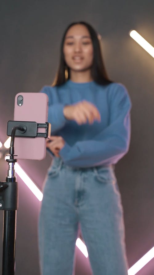 有关三脚架, 人, 垂直视频的免费素材视频