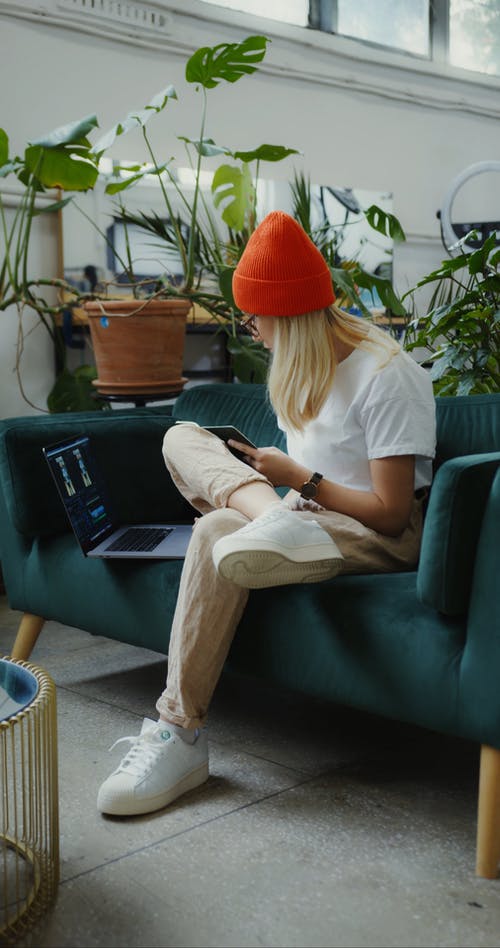 有关（顶部有小羊毛球的）羊毛帽子, 垂直视频, 女人的免费素材视频