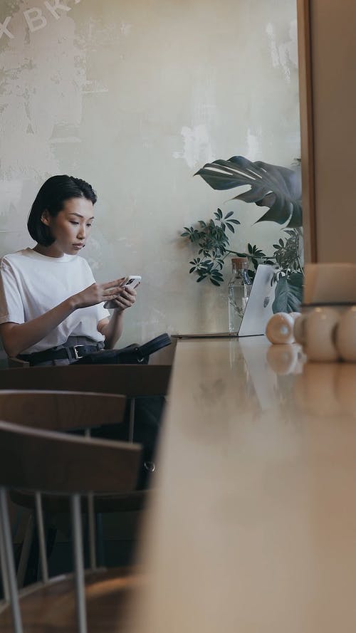 有关3C用品, 人, 咖啡店的免费素材视频