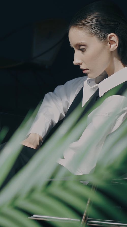 有关光鲜亮丽, 可爱, 坐的免费素材视频