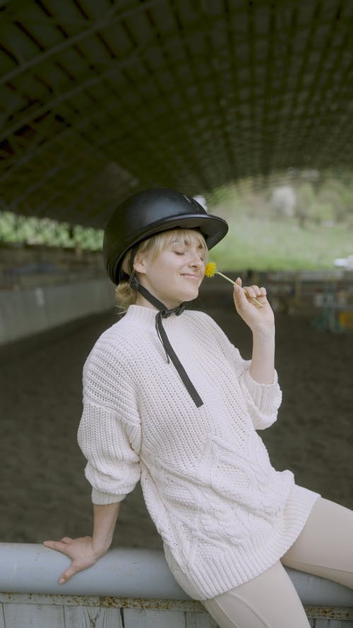 有关坐, 垂直视频, 女人的免费素材视频