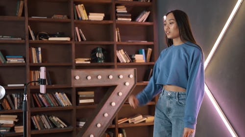 有关三脚架, 人, 图书的免费素材视频