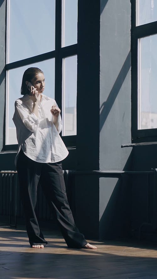 有关光着脚, 咖啡色头发的女人, 商业的免费素材视频