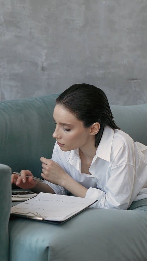 有关启动, 垂直视频, 女人的免费素材视频