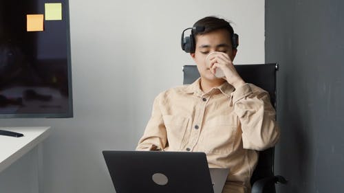 有关人, 呼叫中心代理, 喝咖啡的免费素材视频