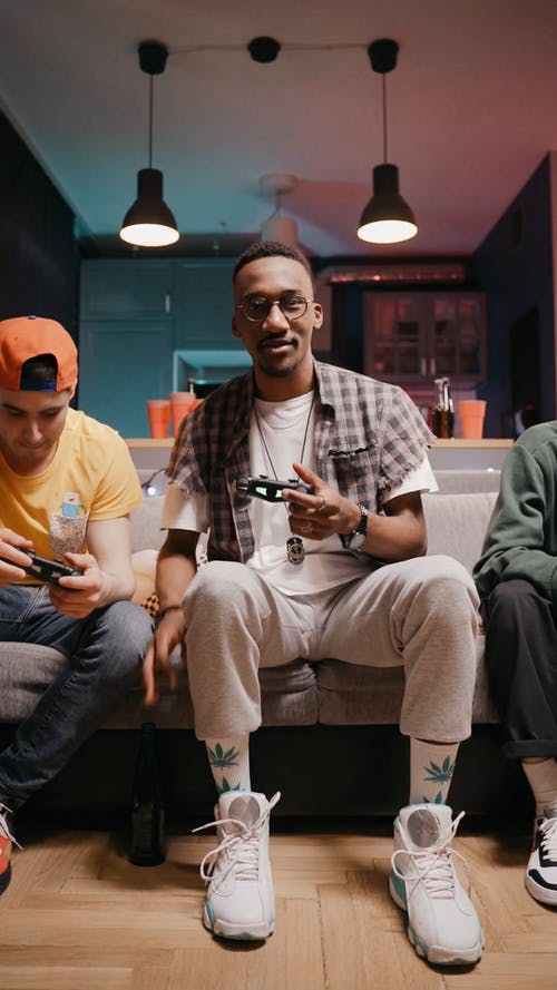 有关啤酒, 在家, 垂直视频的免费素材视频