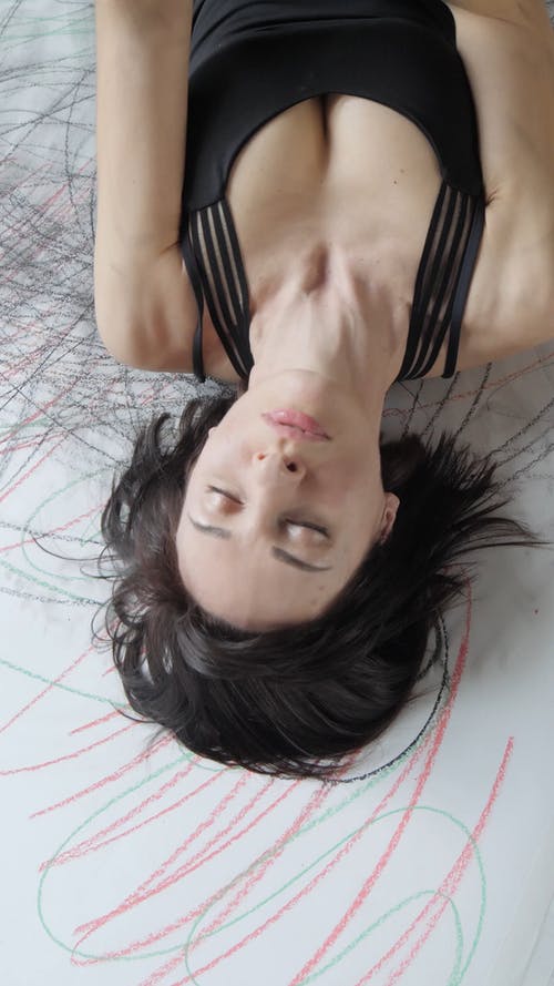有关咖啡色头发的女人, 地板, 垂直视频的免费素材视频