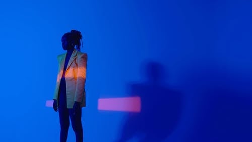 有关光, 大衣, 女性的免费素材视频