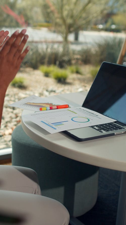 有关垂直视频, 手, 笔记本电脑的免费素材视频