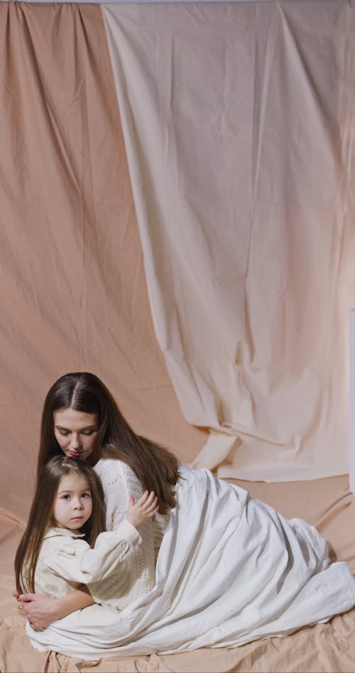 有关保护, 儿童, 坐的免费素材视频