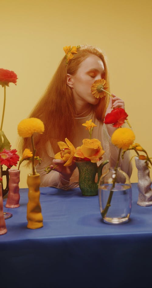 有关垂直视频, 女人, 室内的免费素材视频