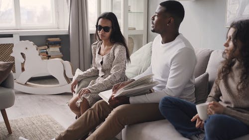 有关一对, 儿童, 坐的免费素材视频