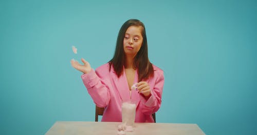 有关修剪指甲, 向上丢, 咖啡色头发的女人的免费素材视频