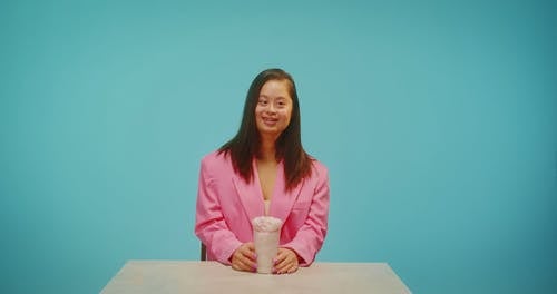有关修剪指甲, 咖啡色头发的女人, 唐氏综合症的免费素材视频