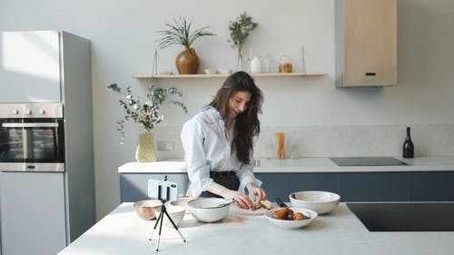 有关备餐, 女人, 室内设计的免费素材视频