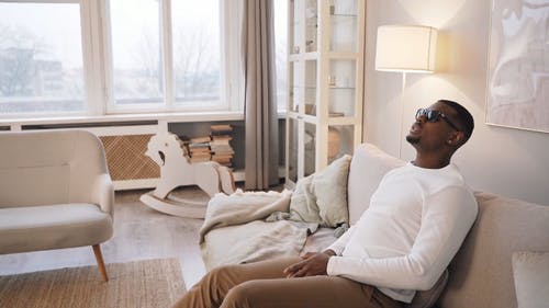 有关人, 发现, 坐的免费素材视频