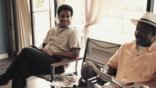 有关坐, 报纸, 室内的免费素材视频