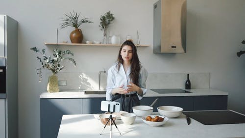 有关三脚架, 女人, 室内的免费素材视频