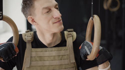 有关中空装, 人, 室内的免费素材视频