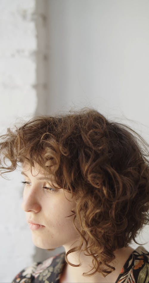 有关人, 倾听, 垂直视频的免费素材视频