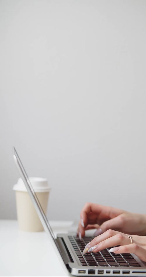 有关MacBook, 咖啡杯, 在家工作的免费素材视频
