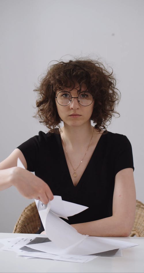 有关向上丢, 咖啡色头发的女人, 坐的免费素材视频