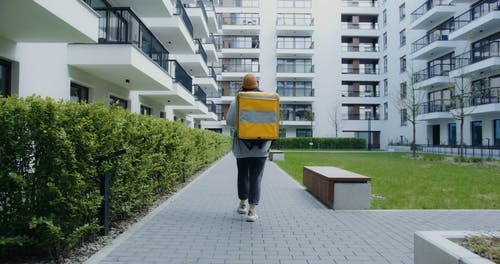 有关住宅楼, 保温袋, 信使的免费素材视频