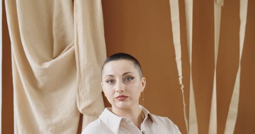 有关女人, 平头, 棕色背景的免费素材视频