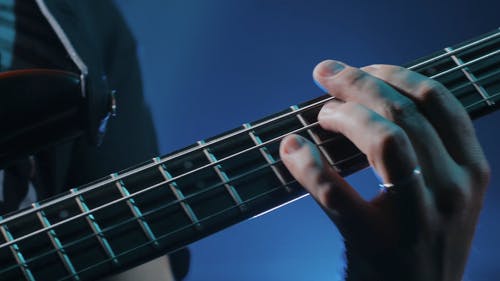 有关低音吉他, 弦, 弦乐器的免费素材视频