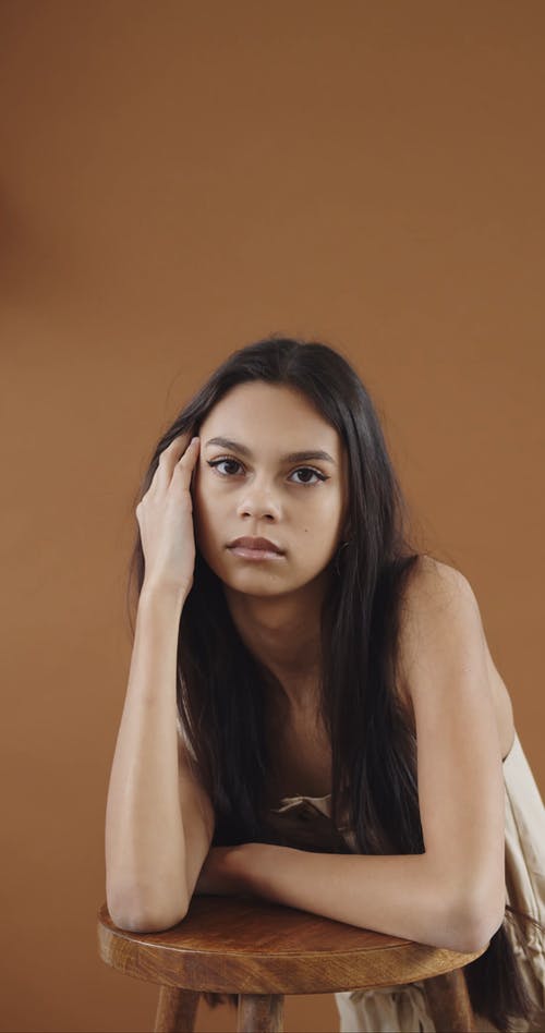 有关凳子, 垂直视频, 女人的免费素材视频