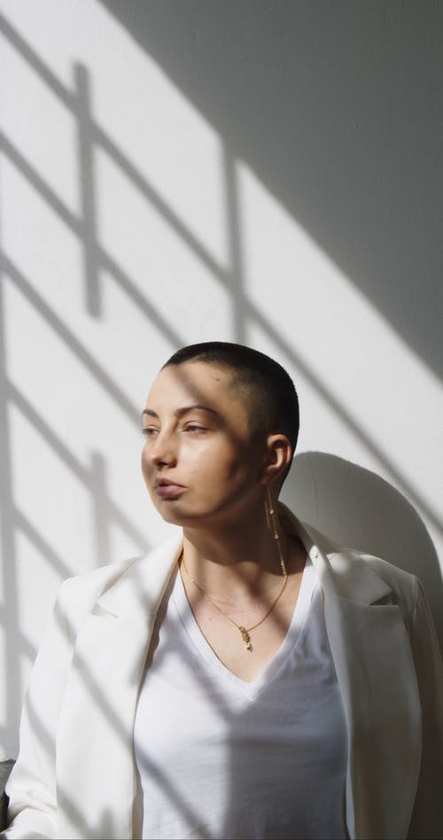 有关光与影, 咖啡色头发的女人, 哀思的免费素材视频