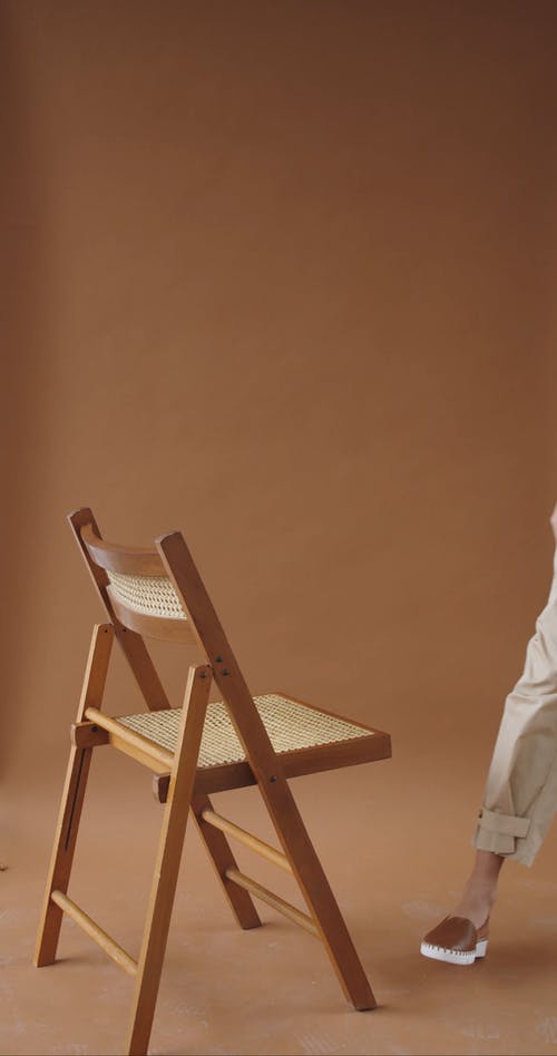 有关人, 坐, 垂直视频的免费素材视频