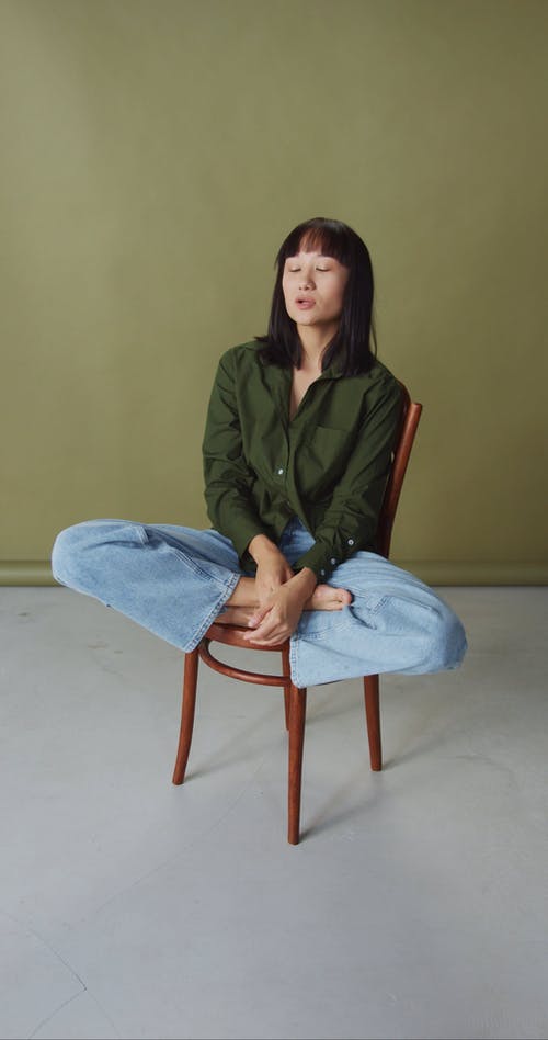 有关人, 刘海, 坐的免费素材视频