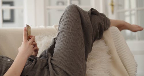 有关Throw Pillows, 人, 女孩的免费素材视频