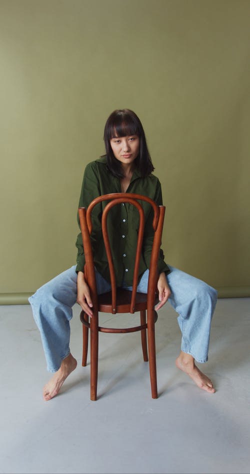 有关人, 坐, 垂直视频的免费素材视频