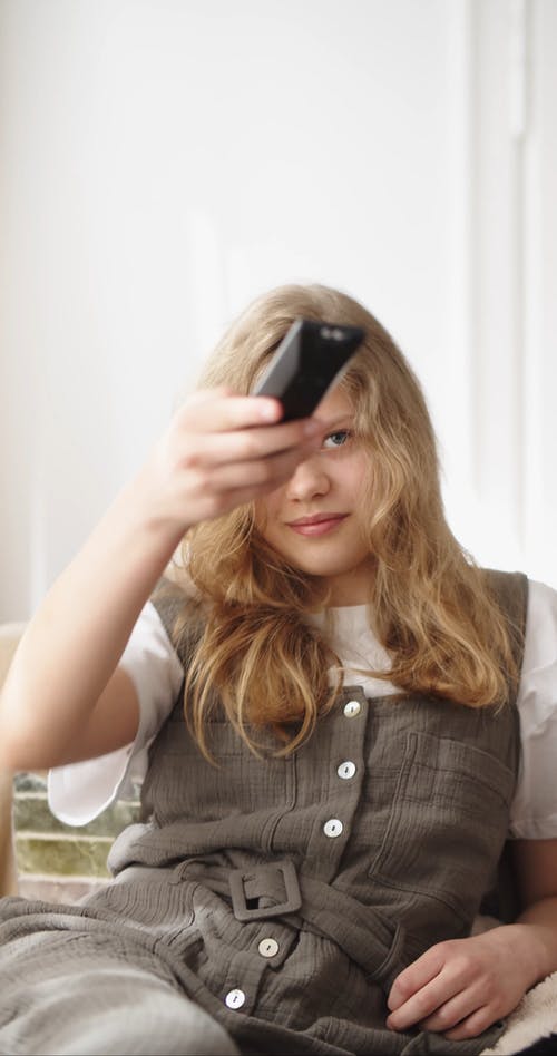 有关在家, 垂直视频, 女孩的免费素材视频