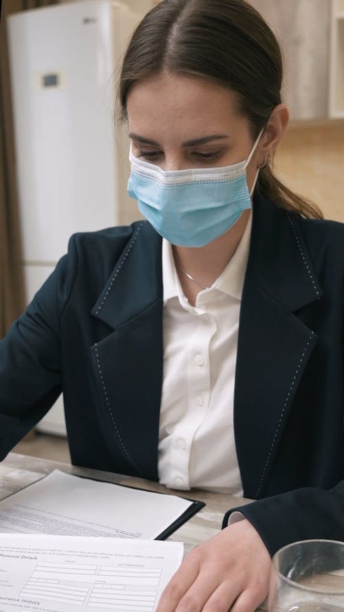 有关口罩, 商量, 在桌子上的免费素材视频