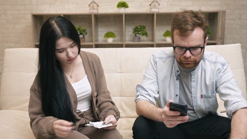 有关一对, 上网, 严肃的免费素材视频