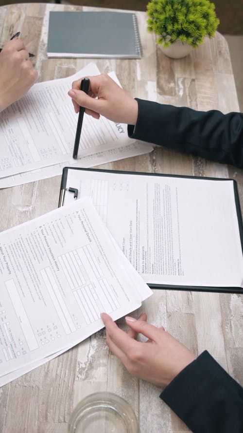 有关一杯水, 商量, 垂直视频的免费素材视频