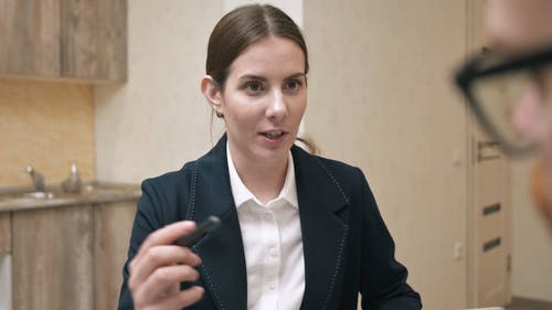 有关商量, 女人, 室内的免费素材视频