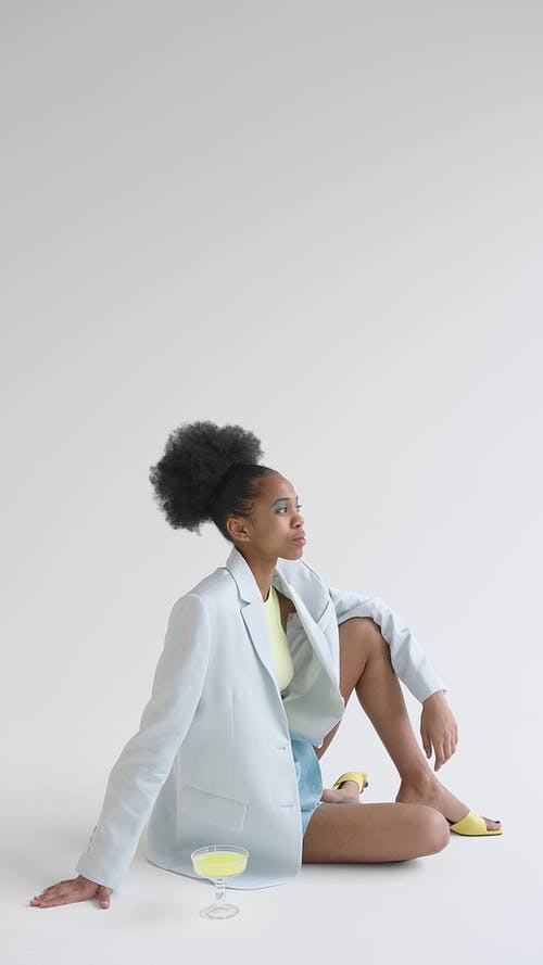 有关地板, 坐, 垂直视频的免费素材视频