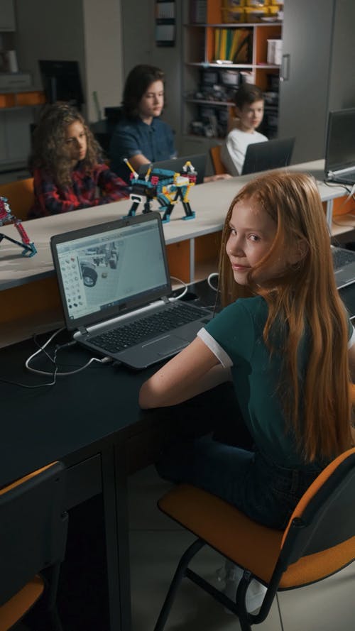 有关互联网, 坐, 垂直视频的免费素材视频