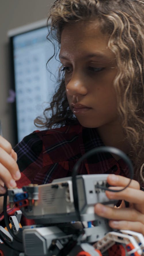 有关儿童, 严肃, 垂直视频的免费素材视频