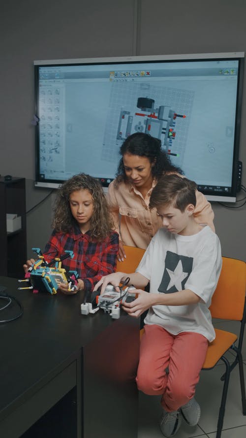 有关坐, 垂直视频, 女人的免费素材视频