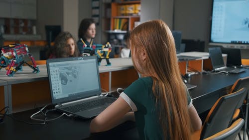 有关3C用品, 女孩, 室内的免费素材视频