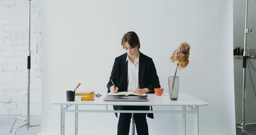 有关人, 原子笔, 坐的免费素材视频