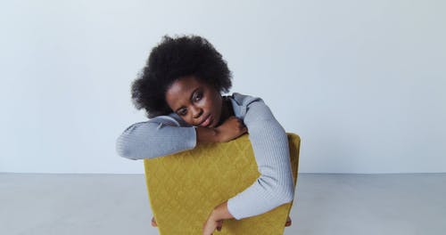 有关人, 休闲服装, 单人沙发的免费素材视频